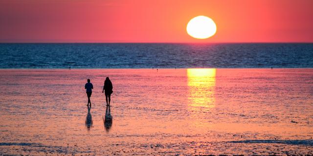 Roze zonsondergang op het strand van Chatelaillon