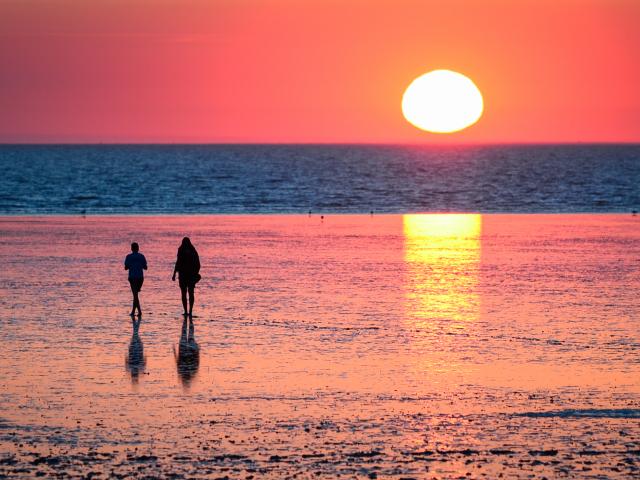 Roze zonsondergang op het strand van Chatelaillon