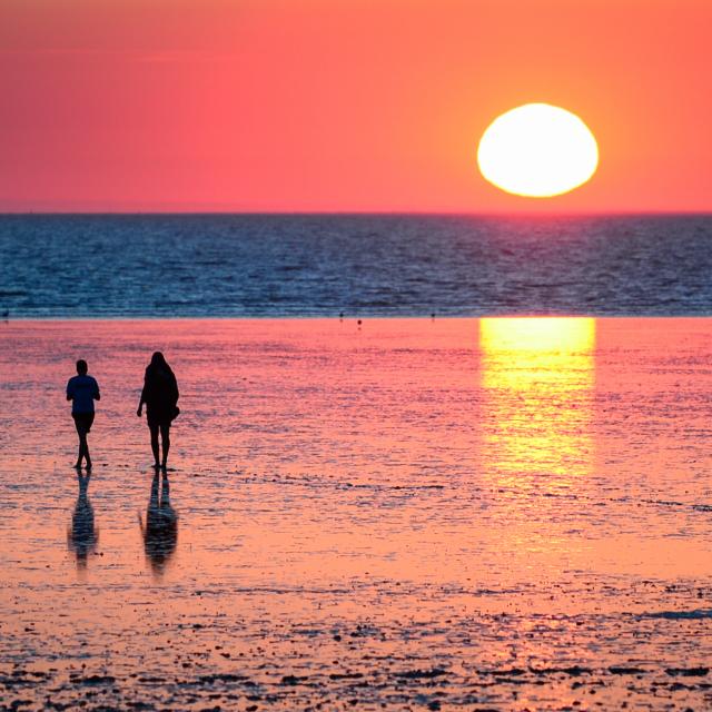 Roze zonsondergang op het strand van Chatelaillon